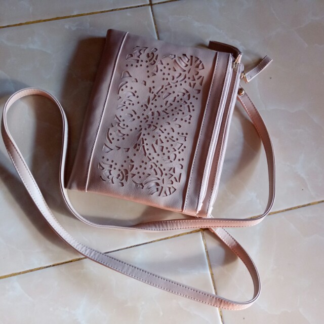 Oriflame sling bag 2025