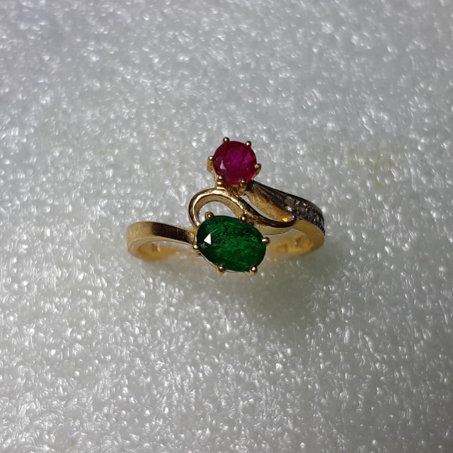 18kgold emerald & ruby ring （分類：手鍊）位於 Hong Kong。 由 syykitty 提交（商品編號 163314529，圖片 1）。簡介： 18k750gold 4mm ruby 4.5×6mm emerald & small diamond size: 13.5。