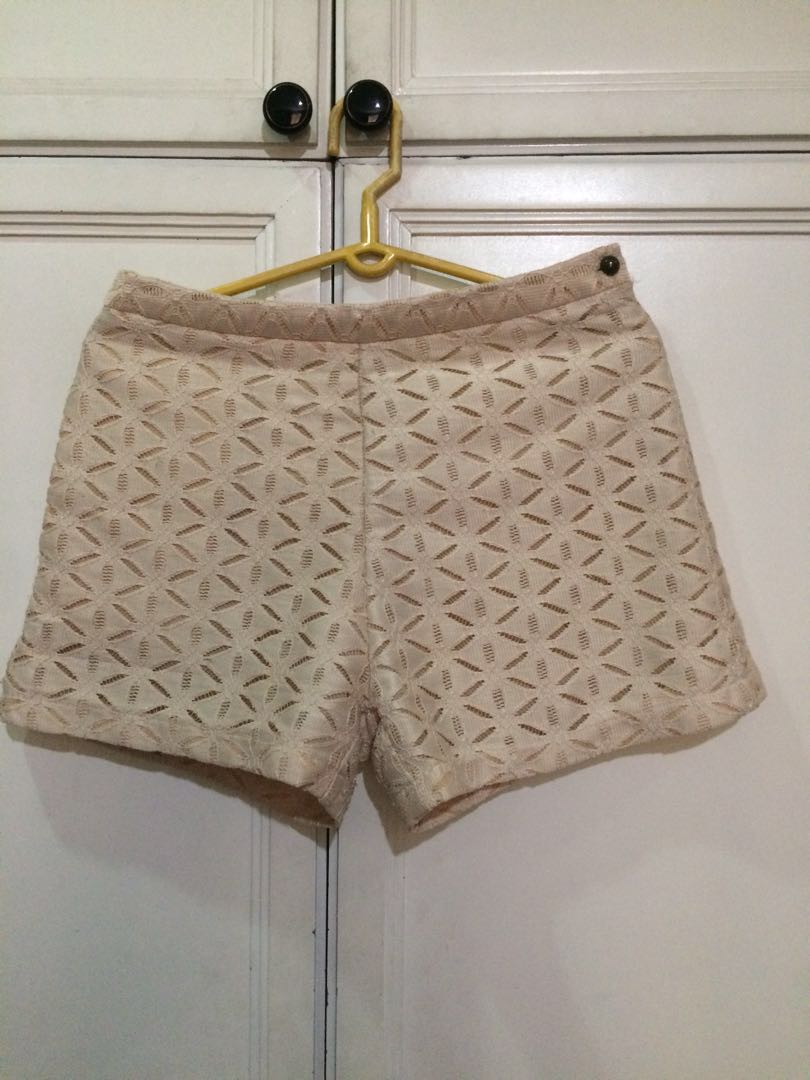 Off-White / Creme Shorts (Category: Shorts) located in Makati City. Submitted by clawdjaa (Listing ID 163456011, Image 1). Description: Cute off-white/creme shorts with a lacey print. Could fit an extra small to small.