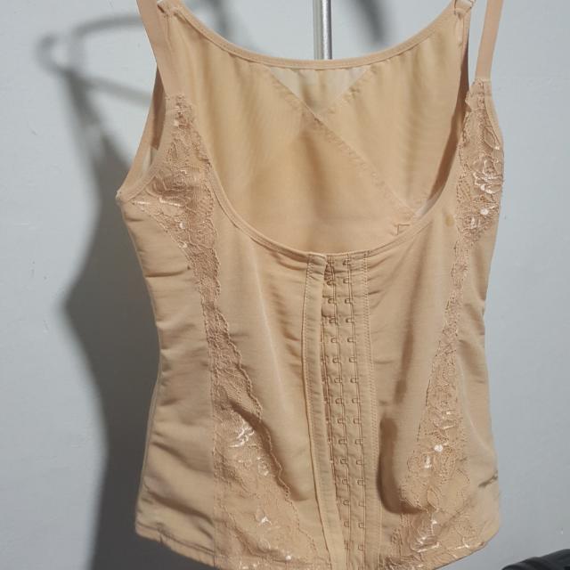 https://media.karousell.com/media/photos/products/2018/04/09/corset__bengkung_original_triumph_1523234715_0edce5d5.jpg