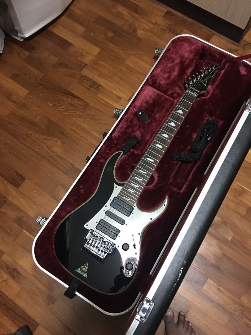 Ibanez Universe UV777PBK, Hobbies