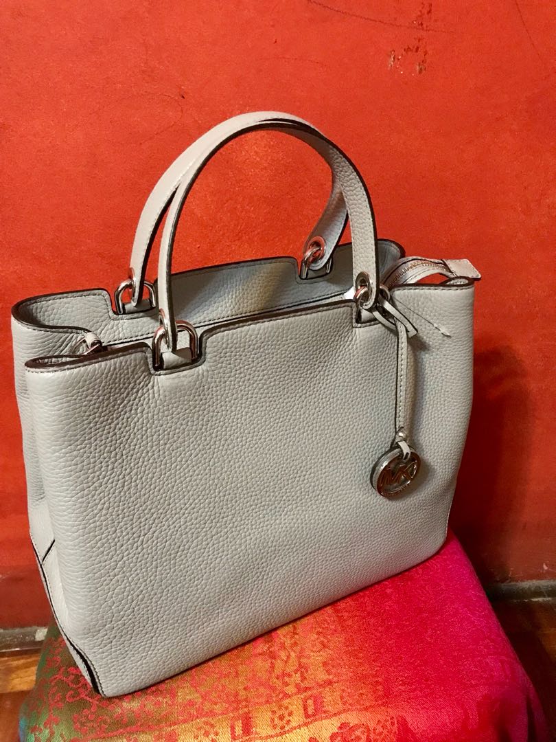 Michael Kors Anabelle Leather Tote (Pearl Grey), Women's Fashion, Bags &  Wallets, Cross-body Bags on Carousell