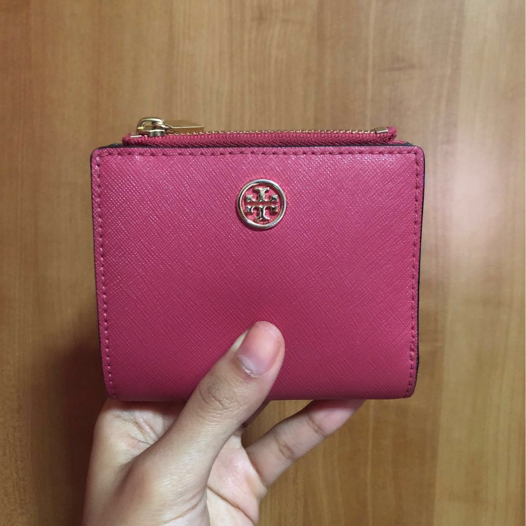 Tory Burch Robinson Mini Wallet, Women's Fashion, Bags & Wallets, Wallets &  Card Holders on Carousell