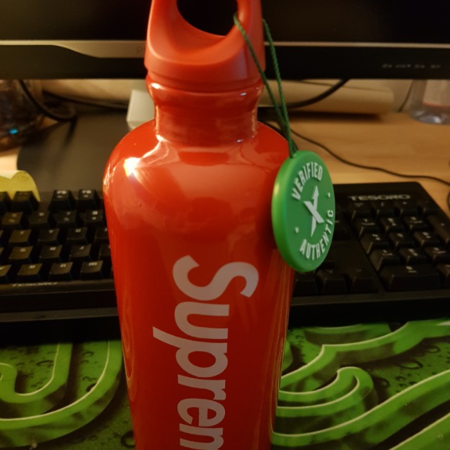 Supreme SIGG Traveller 0.6L water bottle Red