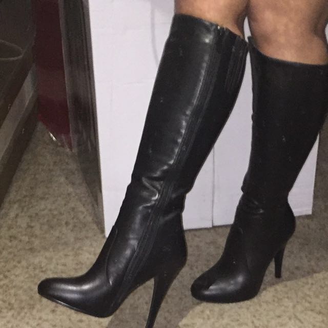 knee high fitted black boots