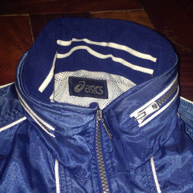 Asics Jacket (Category: Coats, Jackets and Outerwear) located in Quezon City. Submitted by closethangs (Listing ID 160603267, Image 2). Description: Its hard to let this jacket go buuuut since I have tons of oversized jackets i'm letting this one go na huhuhu Bought is sa Under The Sun Manila hehehe tas yah its super nice and di ko pa siya nagagamit If i'm not mistaken its from a vintage shop sa japan so yahhh the quality is ten out of ten.