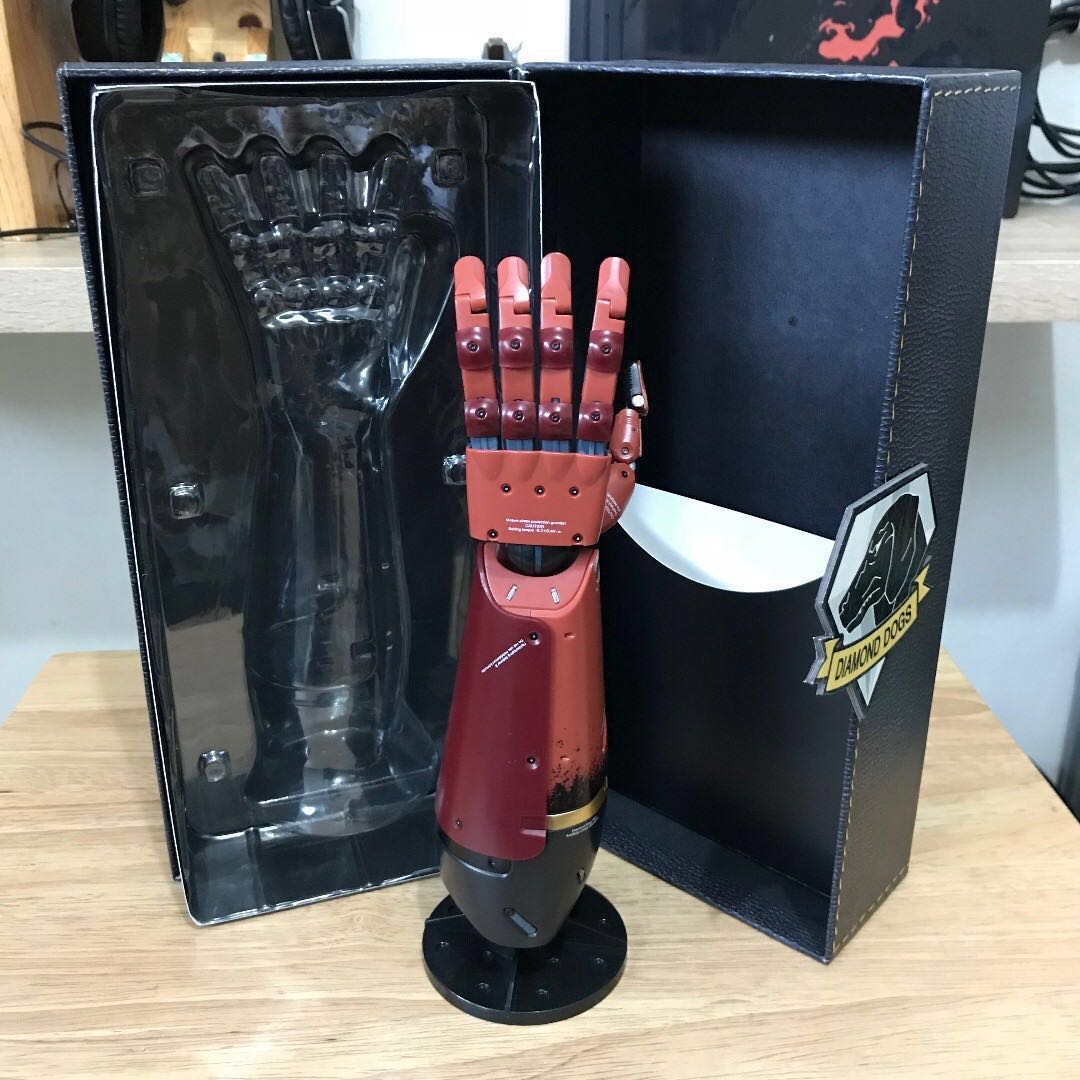metal-gear-solid-v-venom-snake-arm-half-scale-replica-with-box