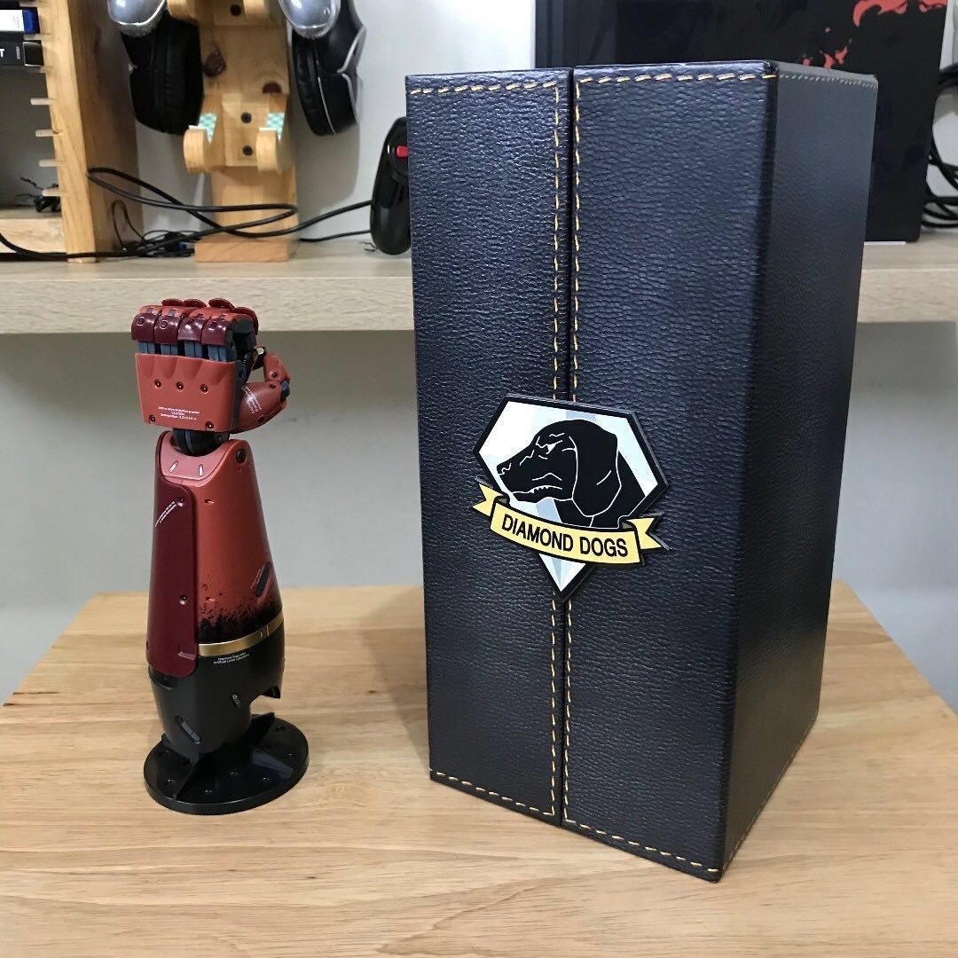 metal-gear-solid-v-venom-snake-arm-half-scale-replica-with-box