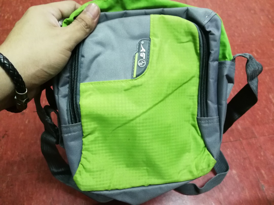 incase designs corp compass messenger bag