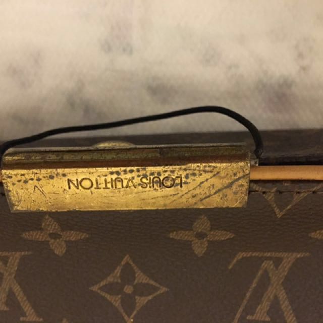 Bag (Category: Bags & Wallets) located in Singapore. Submitted by ninarns (Listing ID 140046713, Image 2). Description: .