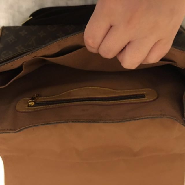 Bag (Category: Bags & Wallets) located in Singapore. Submitted by ninarns (Listing ID 140046713, Image 3). Description: .