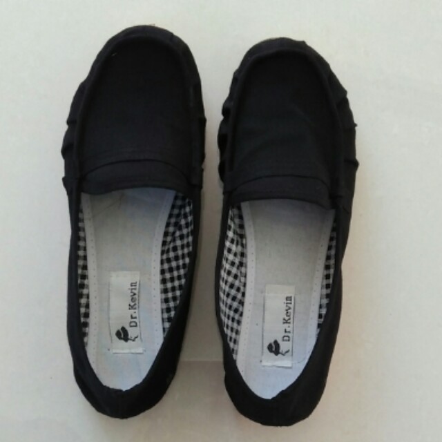 Sepatu Dr Kevin Hitam 41 Fesyen Wanita Sepatu Di Carousell