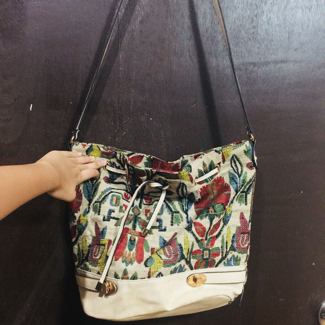 Designed Sling Bag (Category: Cross-body Bags) located in Minglanilla. Submitted by juliiing (Listing ID 164744313, Image 1). Description: .