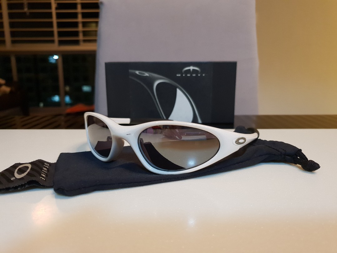 Oakley Minute Sunglasses, Men's Fashion, Watches & Accessories, Sunglasses  & Eyewear on Carousell