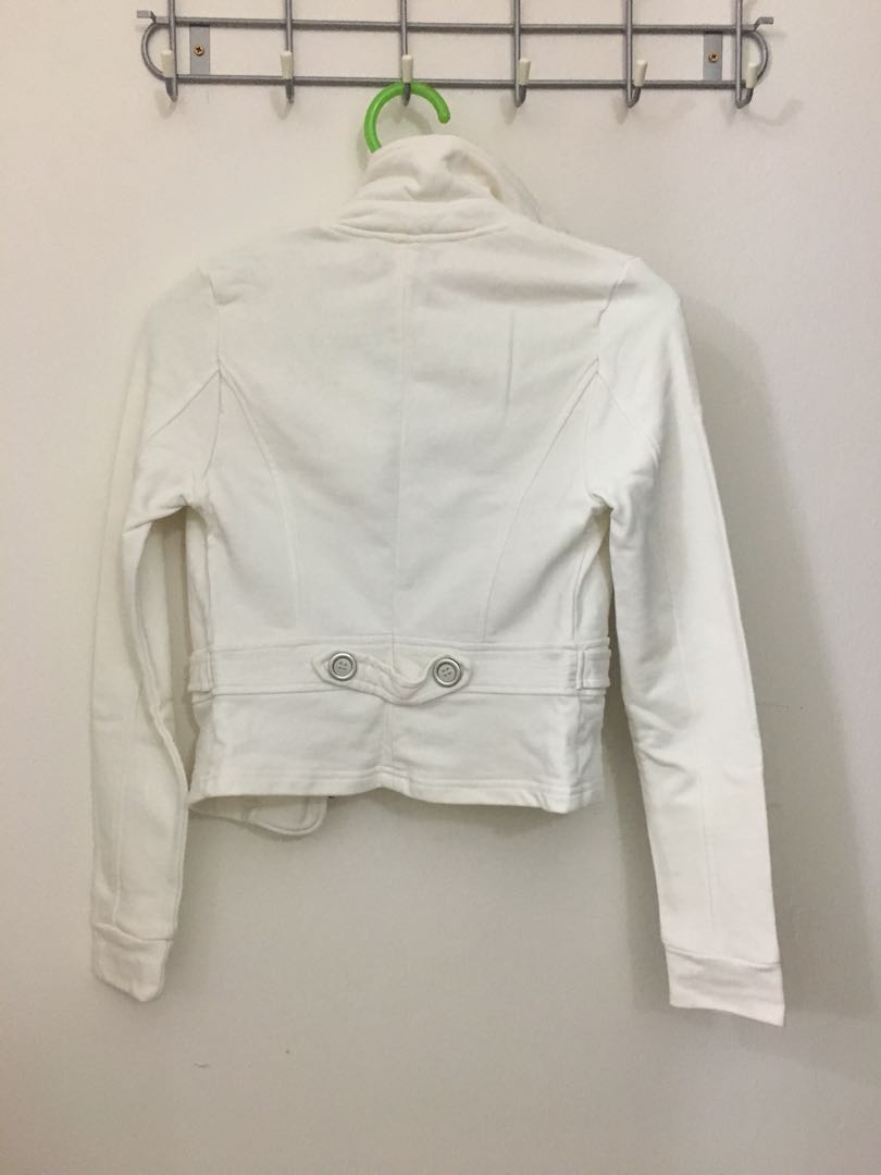 White Jacket (Category: Longsleeves) located in Kuala Lumpur. Submitted by zedeus (Listing ID 164720109, Image 2). Description: .