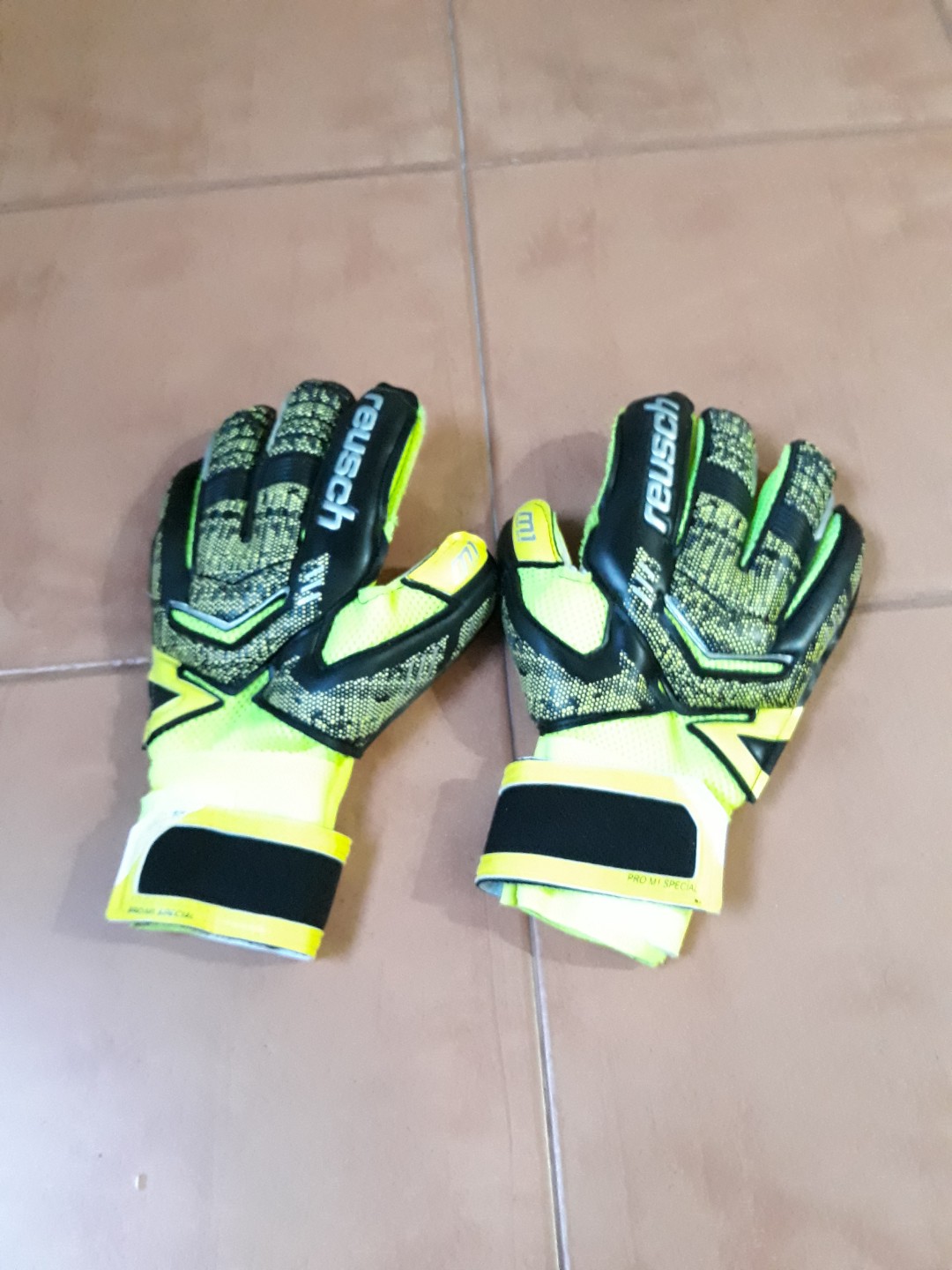 Reusch Goalkeeper Gloves Size 9 Images Gloves and Descriptions