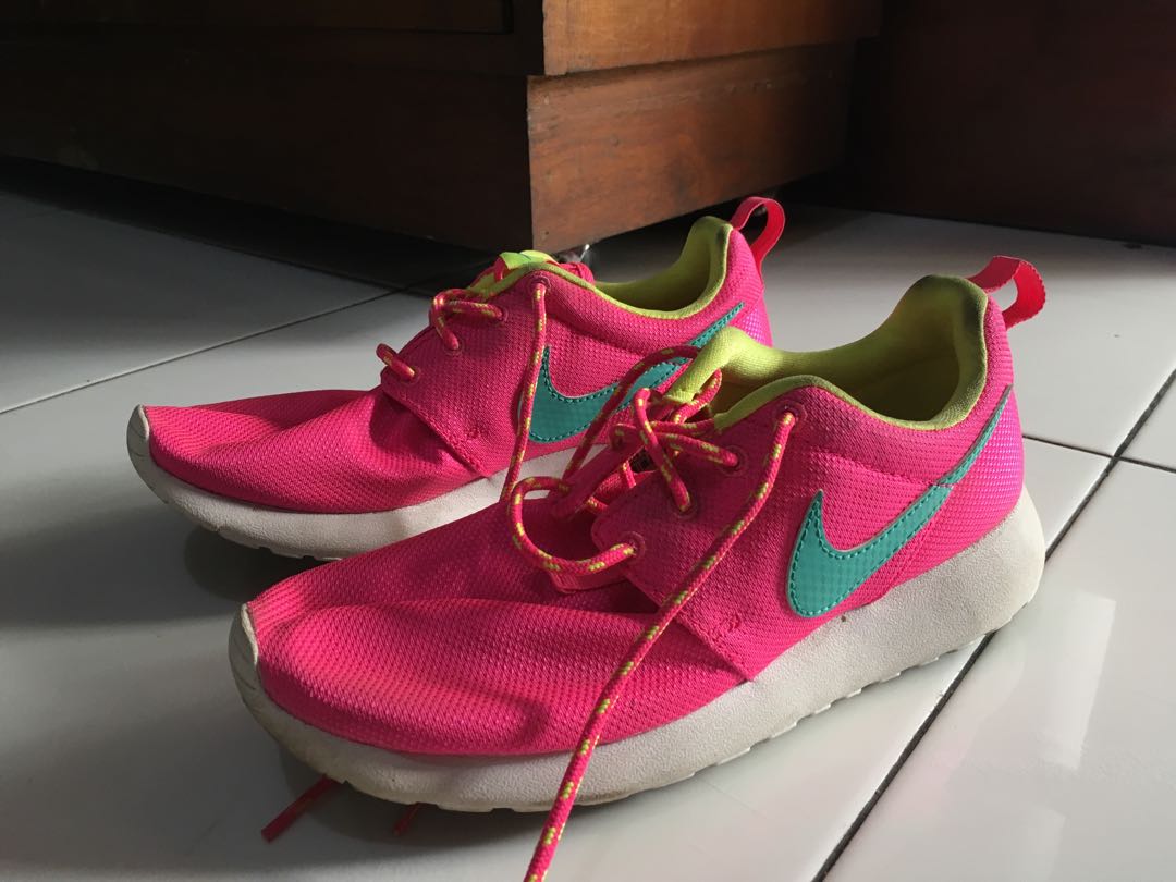 nike roshe hot pink