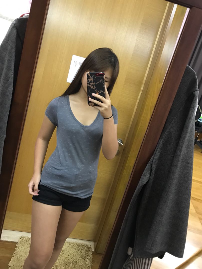 “BASIC” top (Category: Sleeveless) located in Sungai Buloh. Submitted by yanyingchia (Listing ID 165212105, Image 3). Description: - only worn once - basic Tee - dm for more details 🙌🏼.