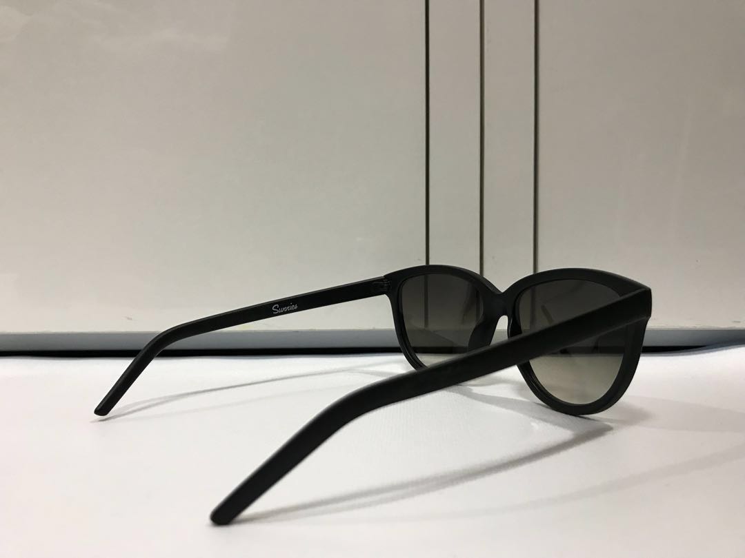 “Gemma” Sunnies (Category: Sunglasses & Eyewear) located in Manila. Submitted by dideelee (Listing ID 165087697, Image 2). Description: Rounded cat-eye frames from Sunnies Studios. Lightweight and perfect for summer with UV 400 protection ☀️.
