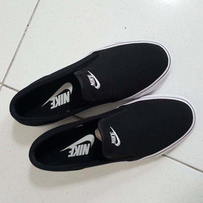 nike toki canvas slip on