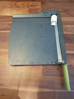 Paper cutter