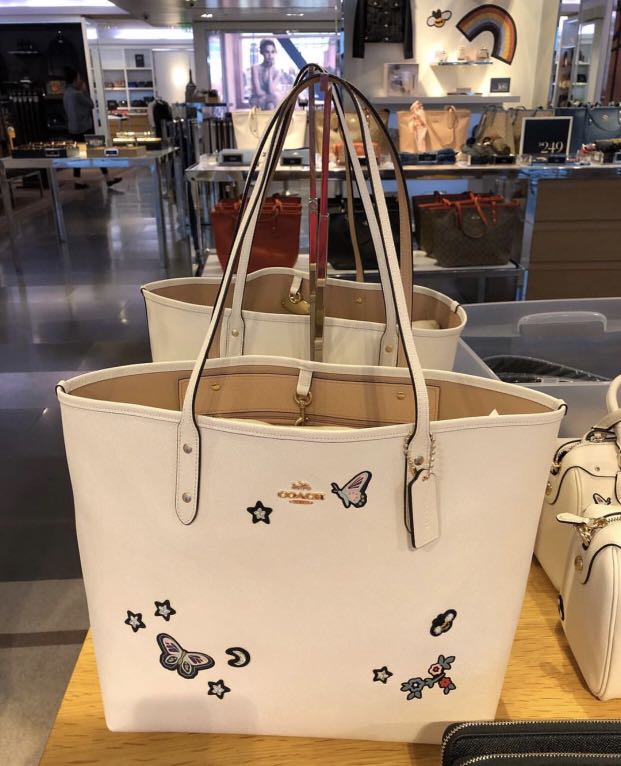 Coach Reversible Patch Tote Bag (Original) (Category: Cross-body Bags) located in Marikina City. Submitted by bend.the.trends.ph (Listing ID 165351208, Image 1). Description: This is for pre-order until April 22 only. ETA: 1st - 2nd week of May.