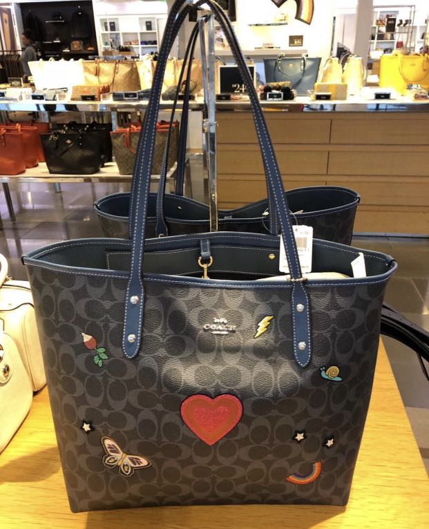 Coach Reversible Patch Tote Bag (Original) (Category: Cross-body Bags) located in Marikina City. Submitted by bend.the.trends.ph (Listing ID 165351208, Image 3). Description: This is for pre-order until April 22 only. ETA: 1st - 2nd week of May.