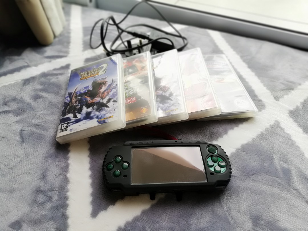 PSP 3006 with fews famous Disc game and digital games inside, Video