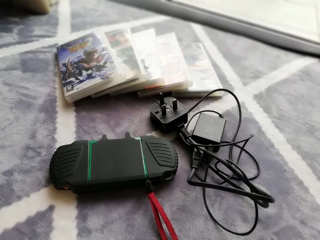 PSP 3006 with fews famous Disc game and digital games inside, Video