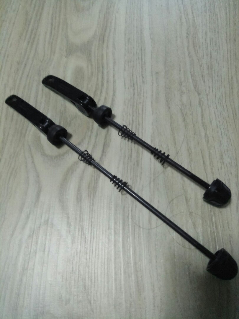 Quick release (Category: Bicycles) located in Singapore. Submitted by _justin41_ (Listing ID 165362052, Image 2). Description: Front is 100mm Rear is 180mm Fixed price. Deal at my place only.