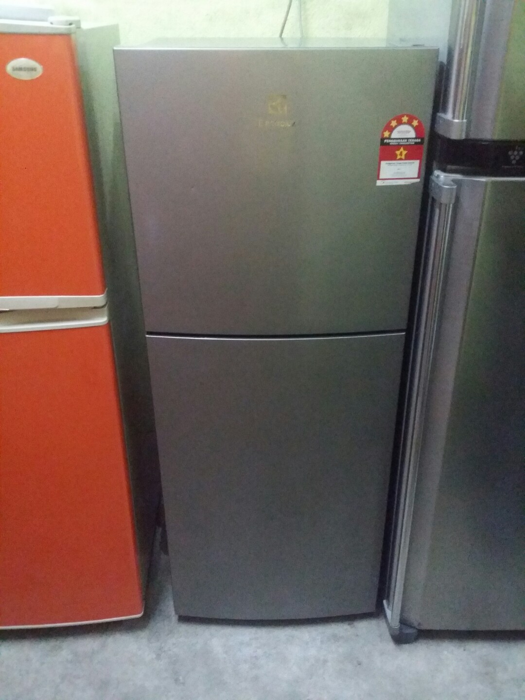 Used Electrolux 2d Fridge Peti Ais Peti Sejuk Refrigerator 210l Kitchen Appliances On Carousell
