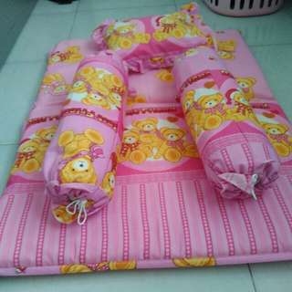 Tempat tidur bayi