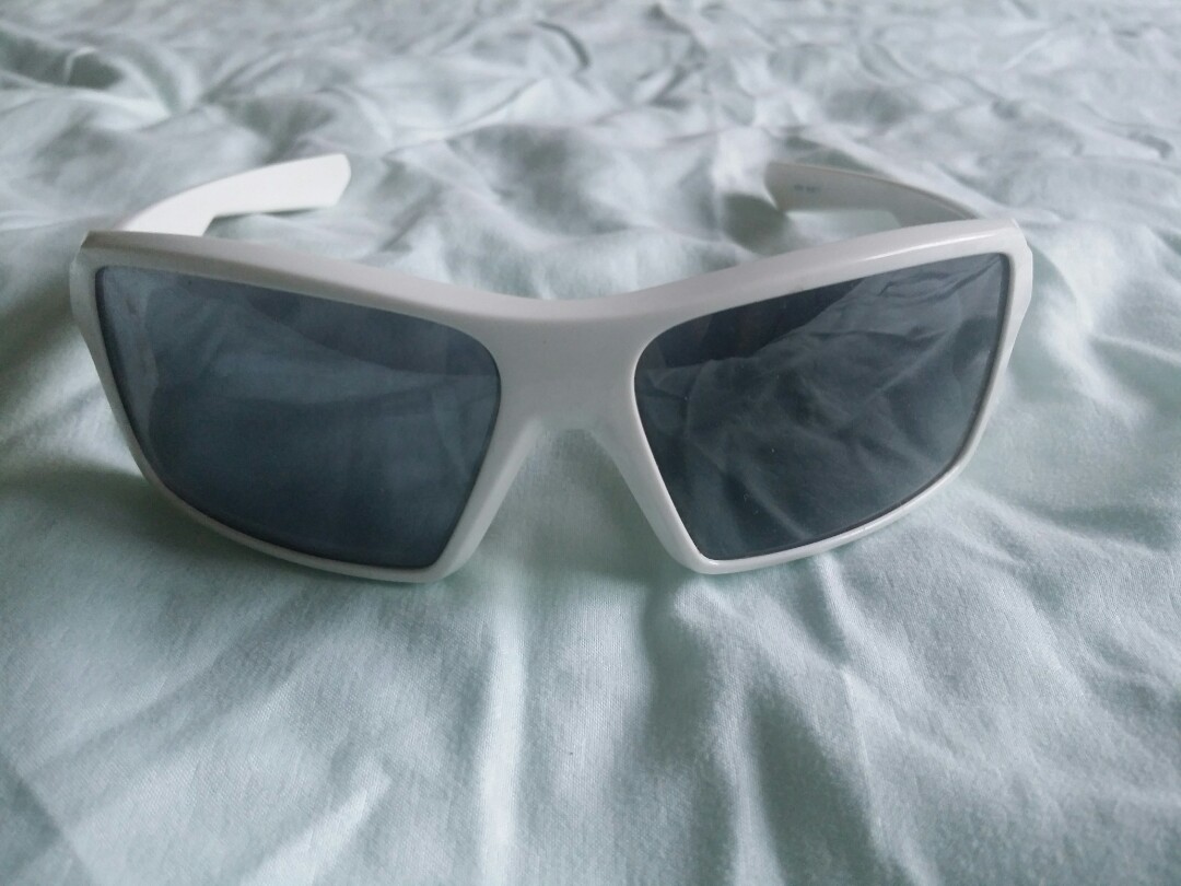 Oakley Eyepatch (White), Men's Fashion, Watches & Accessories, Sunglasses &  Eyewear on Carousell