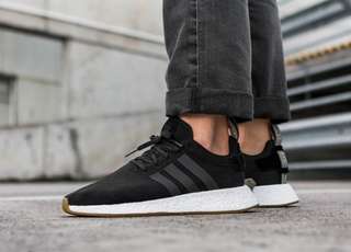 Adidas NMD R2 Utility Black - Gum Sole