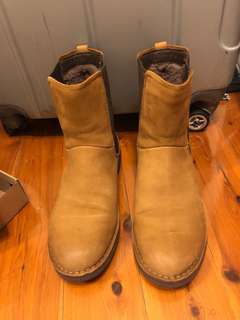 SOLD: UGG LARRA boots