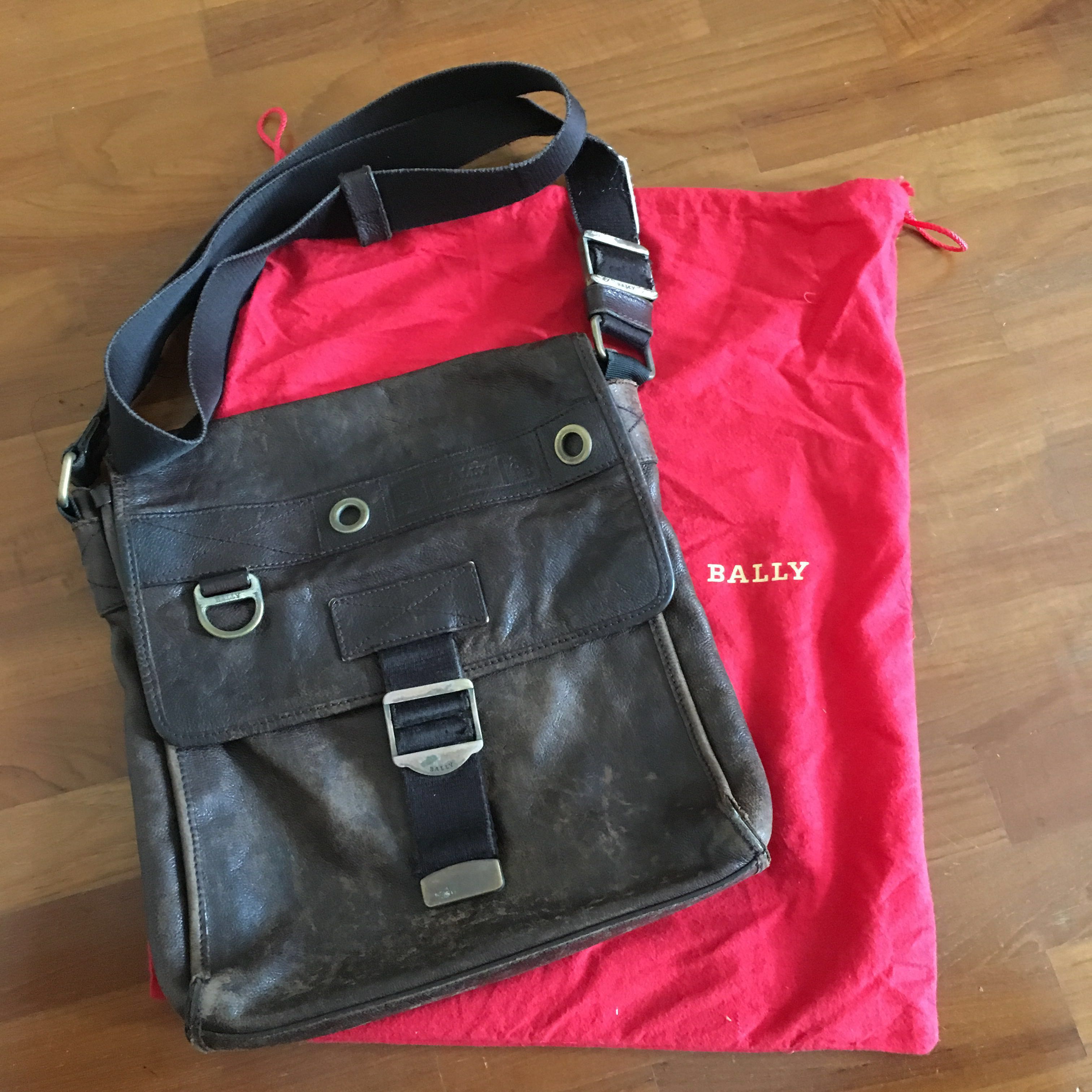tas bally sling bag