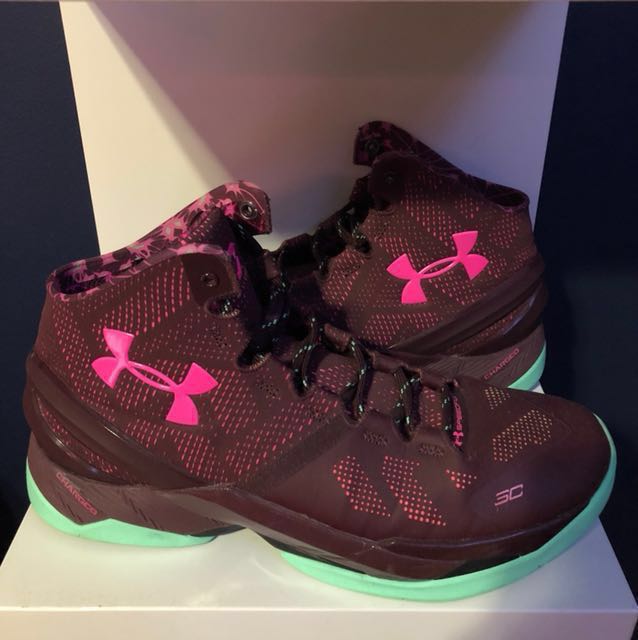 Curry 2 maroon top