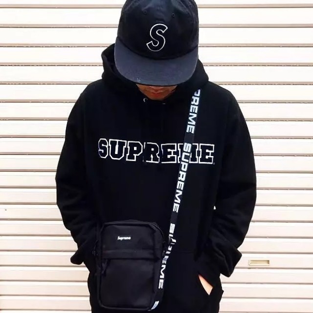 Supreme SS18 Shoulder Bag, Men's Fashion, Watches & Accessories, Wallets &  Card Holders on Carousell
