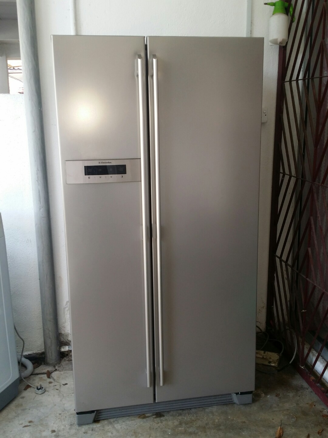 Used Electrolux Side By Side Door Fridge 618l Refrigerator Peti Ais Peti Sejuk In Good Condition Kitchen Appliances On Carousell