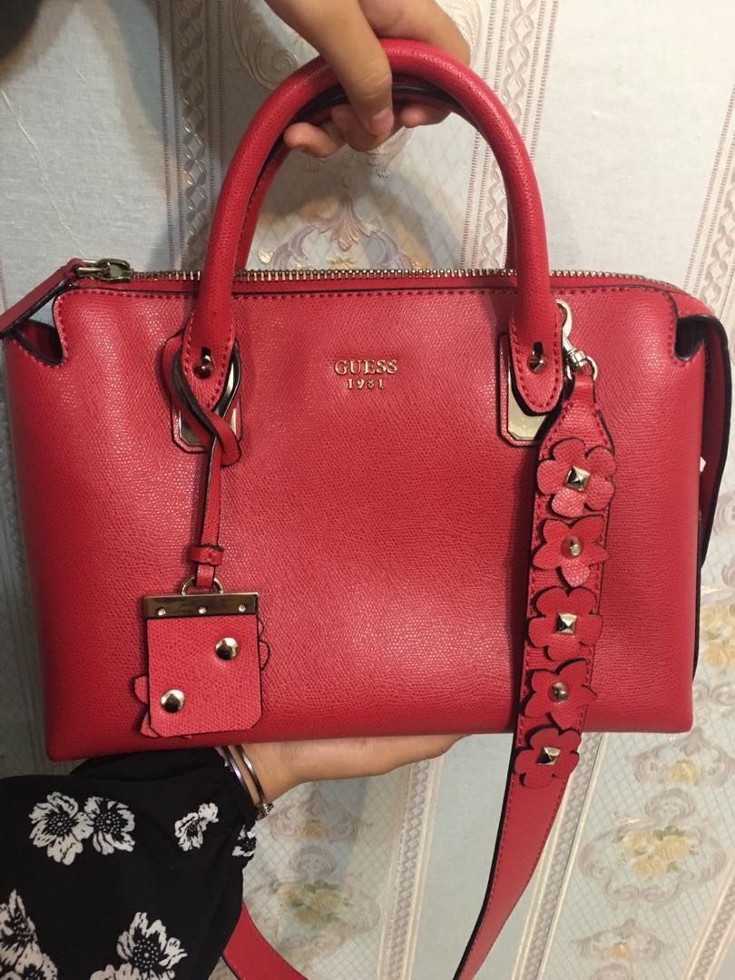 Guess bag red hotsell color