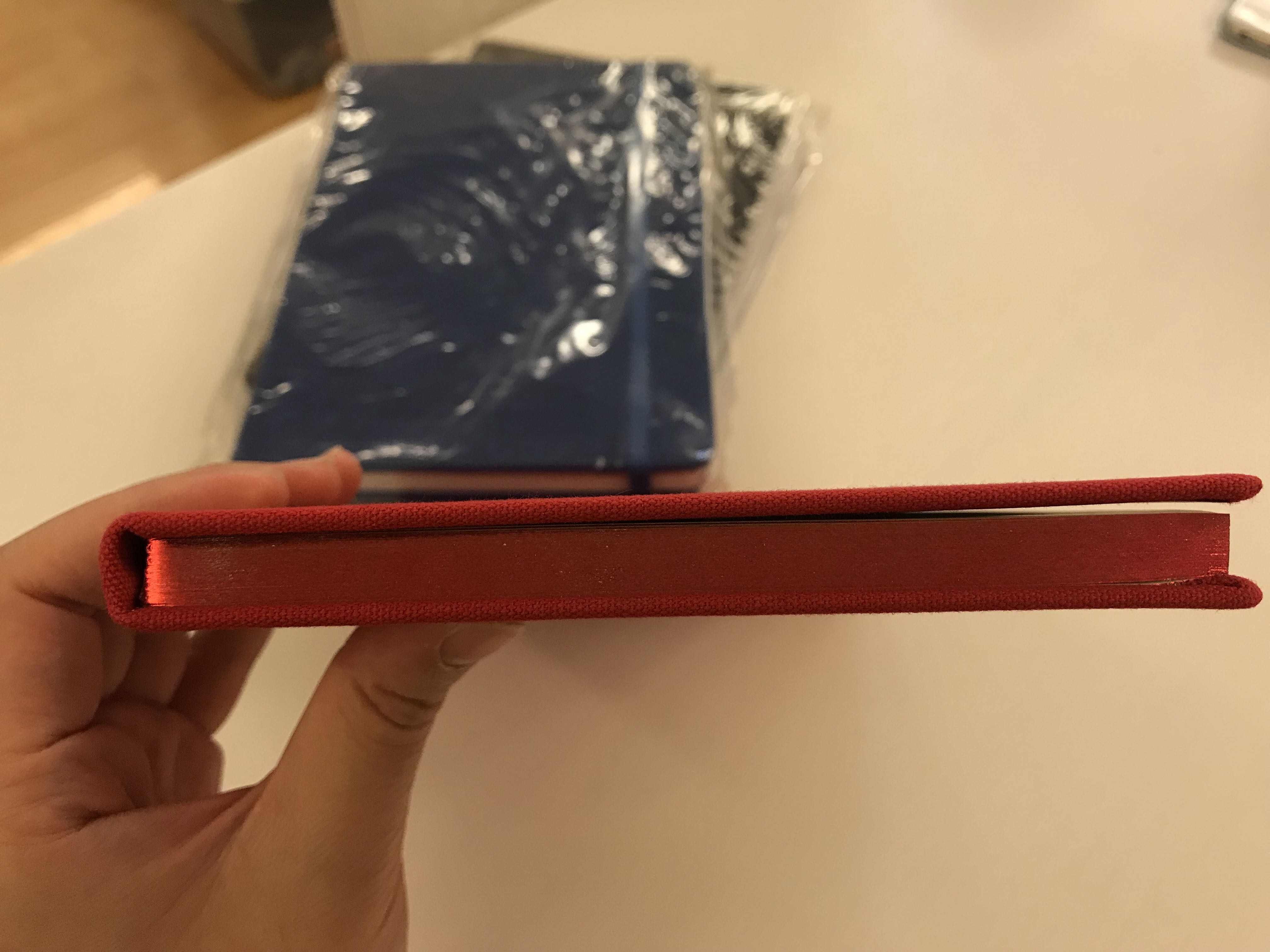 Notebook （分類：文具）位於 Hong Kong。 由 juliaaac 提交（商品編號 166130940，圖片 3）。簡介： Cover in cloth texture, shiny red edge, look great。