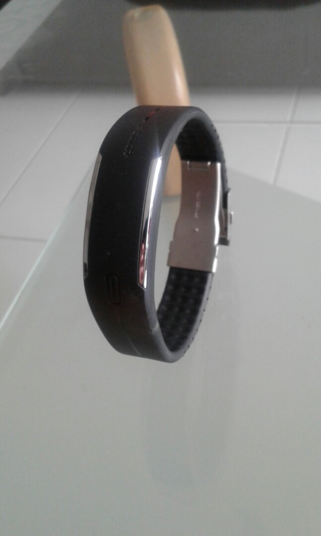 Activity Tracker (Category: Wearables & Smart Watches) located in Singapore. Submitted by jcntan (Listing ID 166170922, Image 2). Description: .
