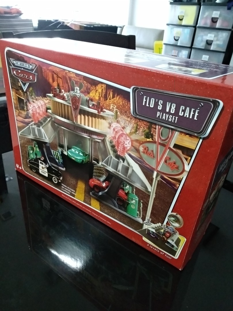 cars flo's v8 cafe playset