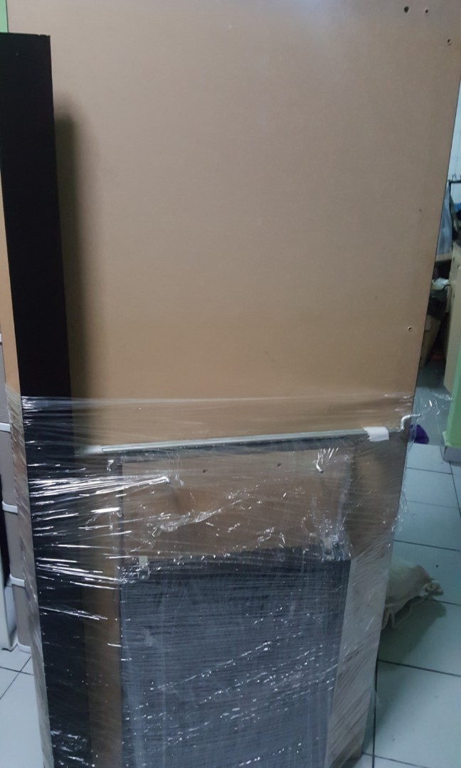 Computer table (Category: Tables & Sets) located in Singapore. Submitted by surecheapest (Listing ID 166260872, Image 3). Description: Computer table l shaped.
