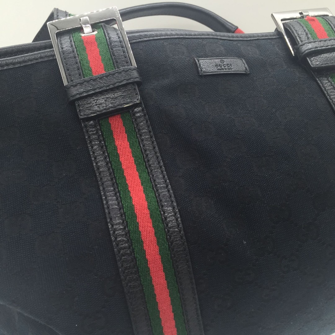 Gucci Canvas Bag (Category: Bags & Wallets) located in Singapore. Submitted by snbfaith (Listing ID 166301734, Image 1). Description: 100% Authentic..