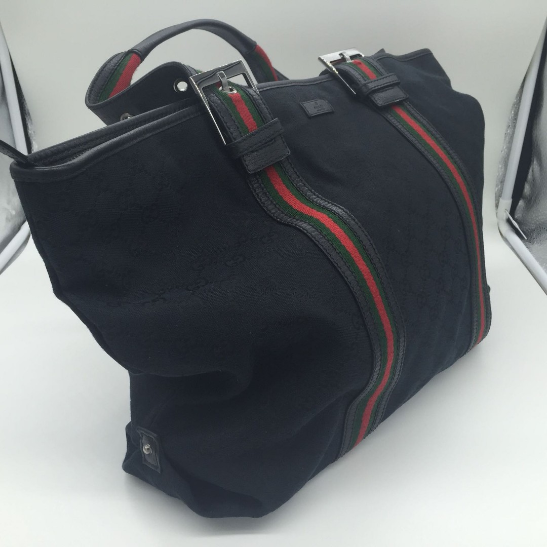 Gucci Canvas Bag (Category: Bags & Wallets) located in Singapore. Submitted by snbfaith (Listing ID 166301734, Image 2). Description: 100% Authentic..