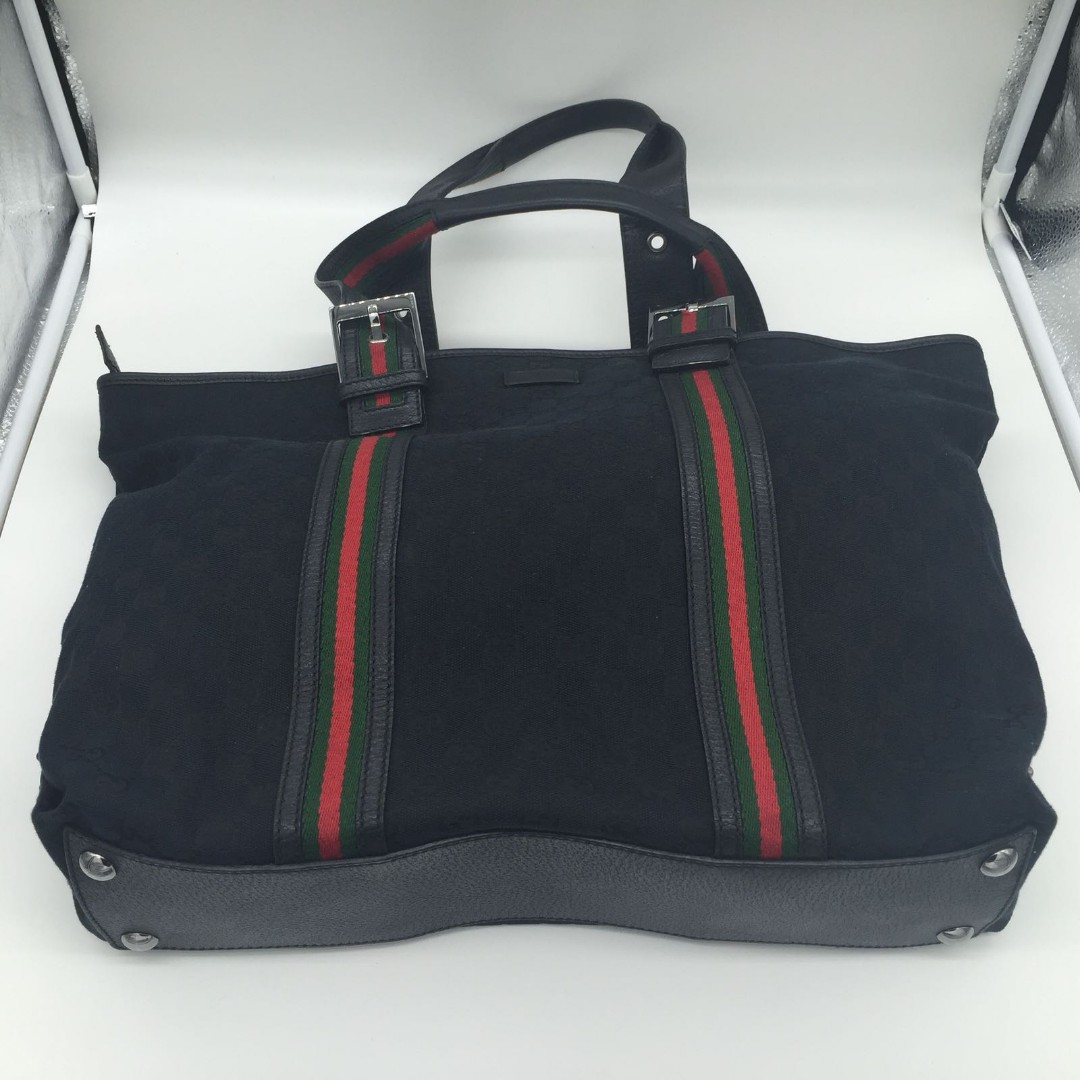 Gucci Canvas Bag (Category: Bags & Wallets) located in Singapore. Submitted by snbfaith (Listing ID 166301734, Image 3). Description: 100% Authentic..