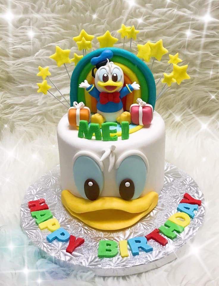 Donald Duck Cake （分類：預購）位於 Hong Kong。 由 cakeagain 提交（商品編號 166320036，圖片 1）。簡介： Donald Cake 圖款糖皮蛋糕，2磅起 4款蛋糕味道，隨你地選擇 From 2 pounds minimum, 4 cake taste options. 本店更設有其他不同款式忌廉或糖皮立體蛋糕，相片蛋糕，馬卡龍，曲奇，cupcake。 更歡迎來圖訂造或本店提供設計。 自設工場及門市，及食物環境衛生署發牌。絕對安全可靠。 用料新鮮，蛋糕鮮果夾心，真材實料，絕無任何發粉，泡打粉之化學食材。 價錢歡迎聯絡本店查詢 Price please contact us 歡迎致電門市 22177791（下午2時至晚上7時半） / whatsapp 61868862 （24小時）查詢。
