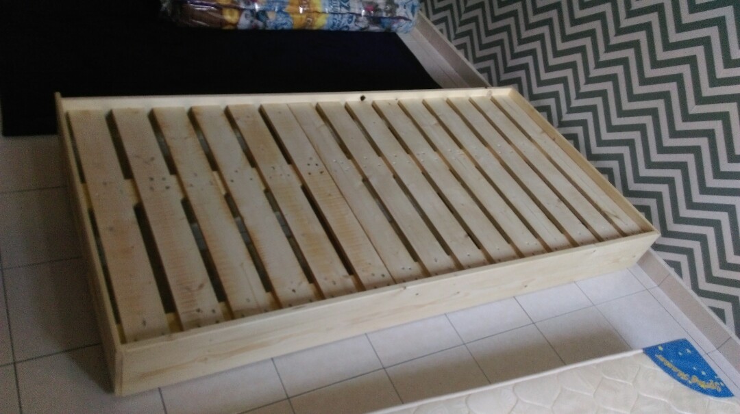 Katil single (Category: Bed Frames & Mattresses) located in Banting. Submitted by fakrulrazi3770 (Listing ID 166449839, Image 2). Description: Saiz 76. Inci panjang 37 inci lebar 7 inci tebal Sesuai utk tilam super single.
