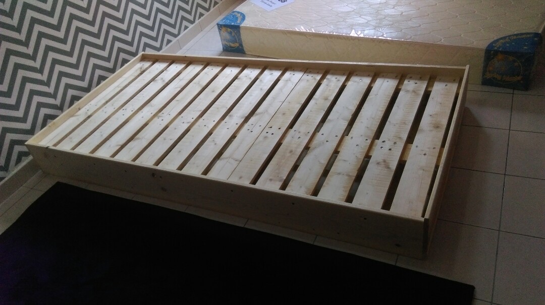 Katil single (Category: Bed Frames & Mattresses) located in Banting. Submitted by fakrulrazi3770 (Listing ID 166449839, Image 3). Description: Saiz 76. Inci panjang 37 inci lebar 7 inci tebal Sesuai utk tilam super single.